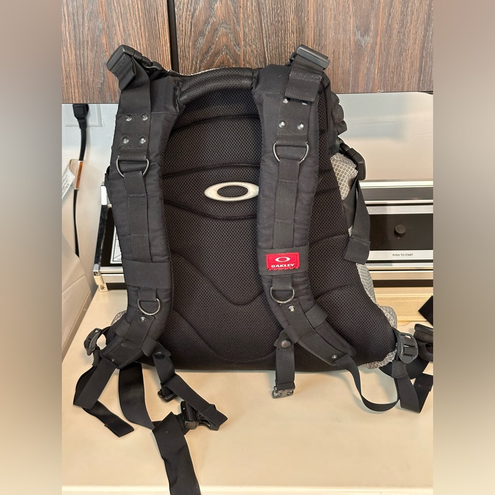 Oakley Back pack - Picture 6 of 16